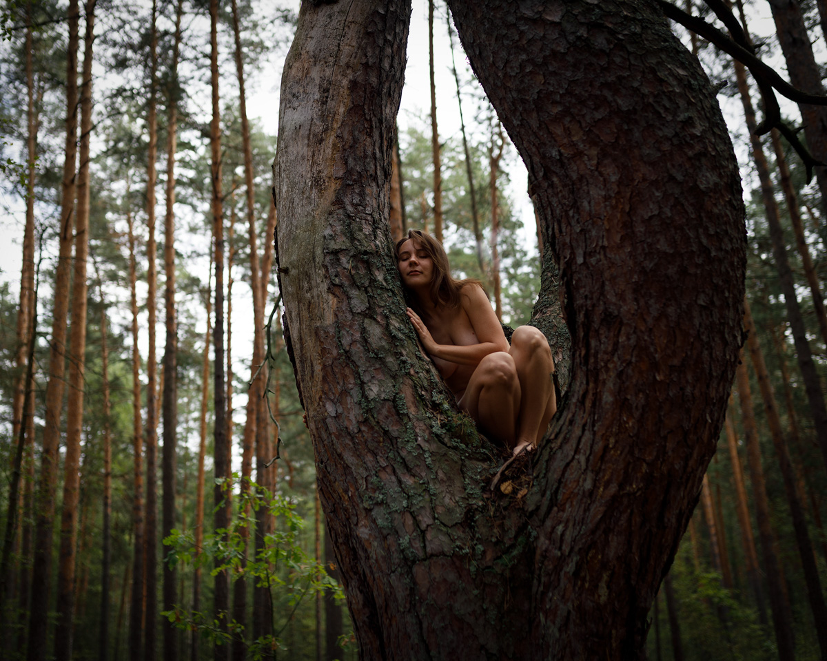 За окном стремительно холодает, поэтому будни необходимо разбавлять чем-то горяченьким. Контентом, который одновременно вдохновляет и возвращает зрителя в состояние летней вседозволенности. Несколько владимирских фотографов поделились с «Ключ-Медиа» снимками, которые справятся с этим запросом, - это обнаженные женские тела на лоне природы.