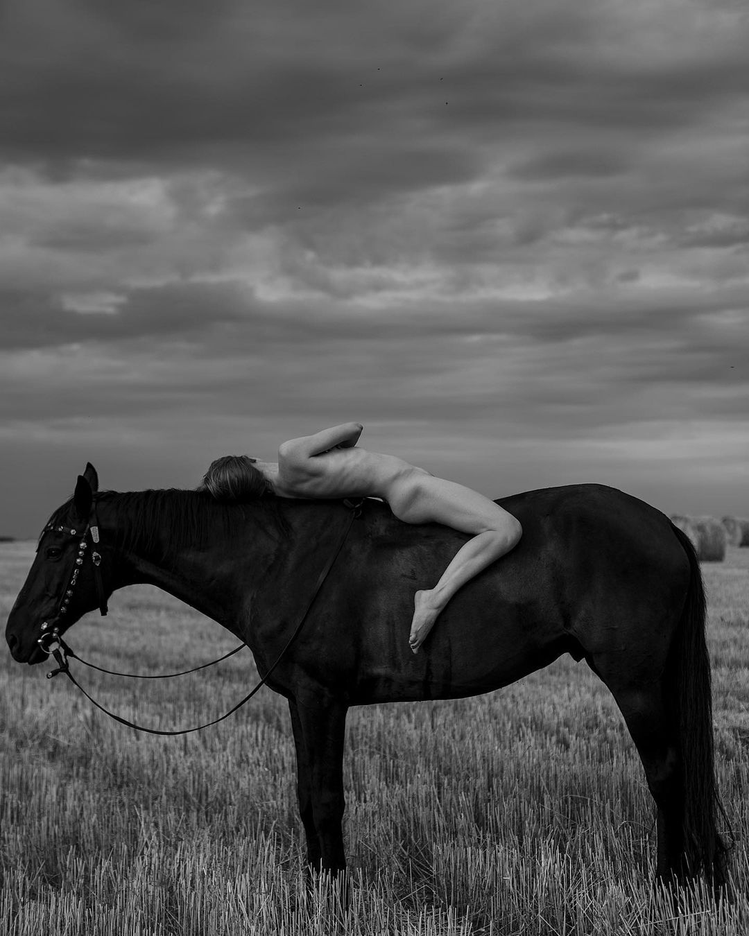 За окном стремительно холодает, поэтому будни необходимо разбавлять чем-то горяченьким. Контентом, который одновременно вдохновляет и возвращает зрителя в состояние летней вседозволенности. Несколько владимирских фотографов поделились с «Ключ-Медиа» снимками, которые справятся с этим запросом, - это обнаженные женские тела на лоне природы.