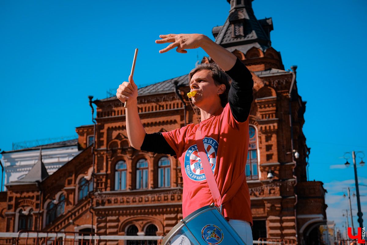 В уже традиционном владимирском забеге 11 сентября приняли участие дети и взрослые, любители и профессионалы. Трасса проходила через центр города от Театральной площади до площади Фрунзе.