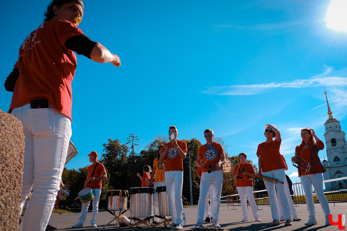 В уже традиционном владимирском забеге 11 сентября приняли участие дети и взрослые, любители и профессионалы. Трасса проходила через центр города от Театральной площади до площади Фрунзе.