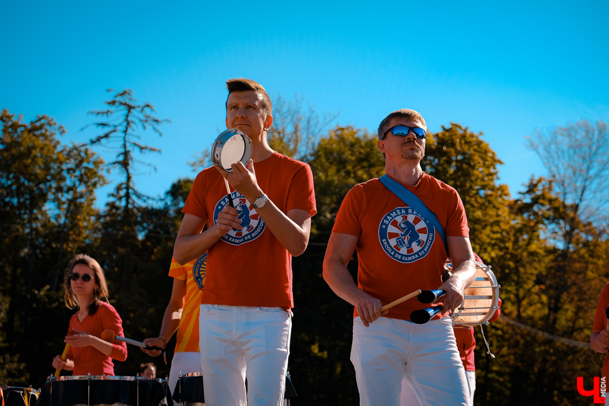 В уже традиционном владимирском забеге 11 сентября приняли участие дети и взрослые, любители и профессионалы. Трасса проходила через центр города от Театральной площади до площади Фрунзе.