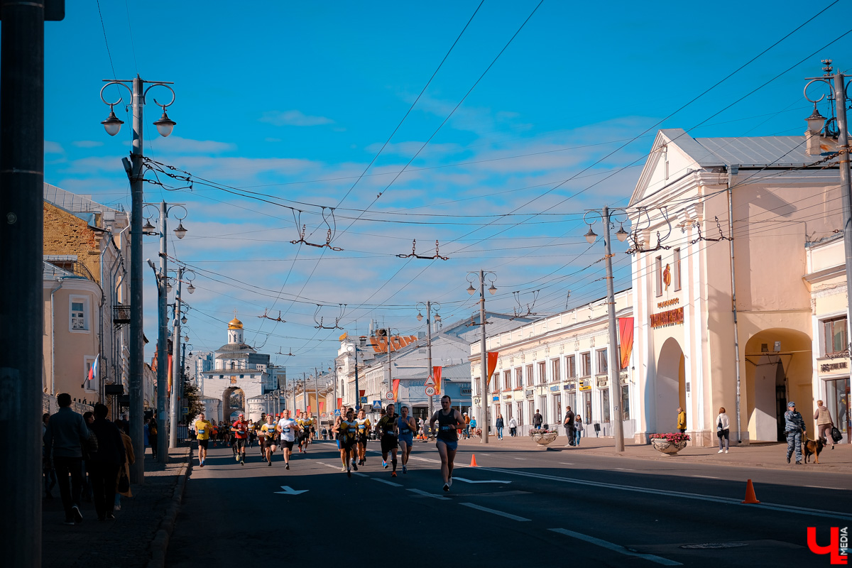 В уже традиционном владимирском забеге 11 сентября приняли участие дети и взрослые, любители и профессионалы. Трасса проходила через центр города от Театральной площади до площади Фрунзе.