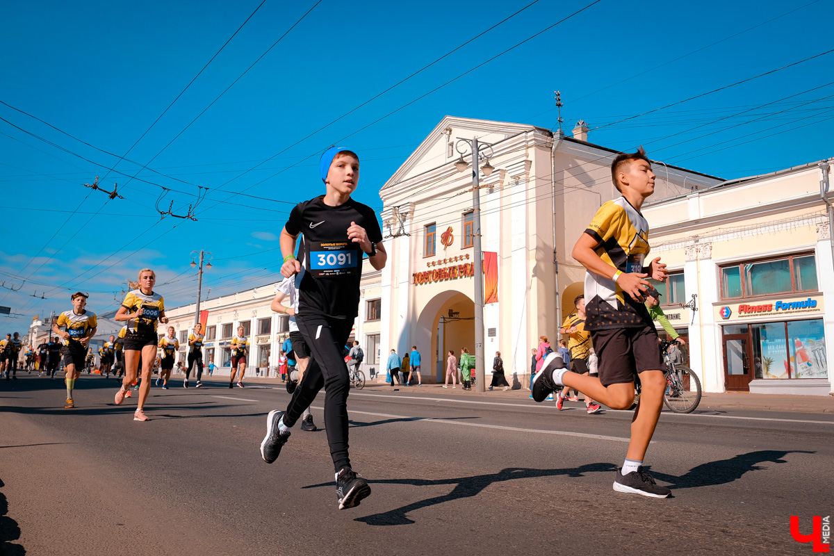 В уже традиционном владимирском забеге 11 сентября приняли участие дети и взрослые, любители и профессионалы. Трасса проходила через центр города от Театральной площади до площади Фрунзе.