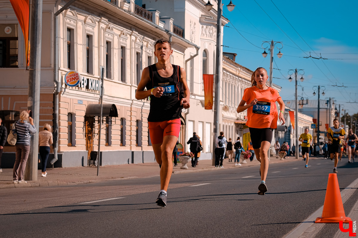В уже традиционном владимирском забеге 11 сентября приняли участие дети и взрослые, любители и профессионалы. Трасса проходила через центр города от Театральной площади до площади Фрунзе.