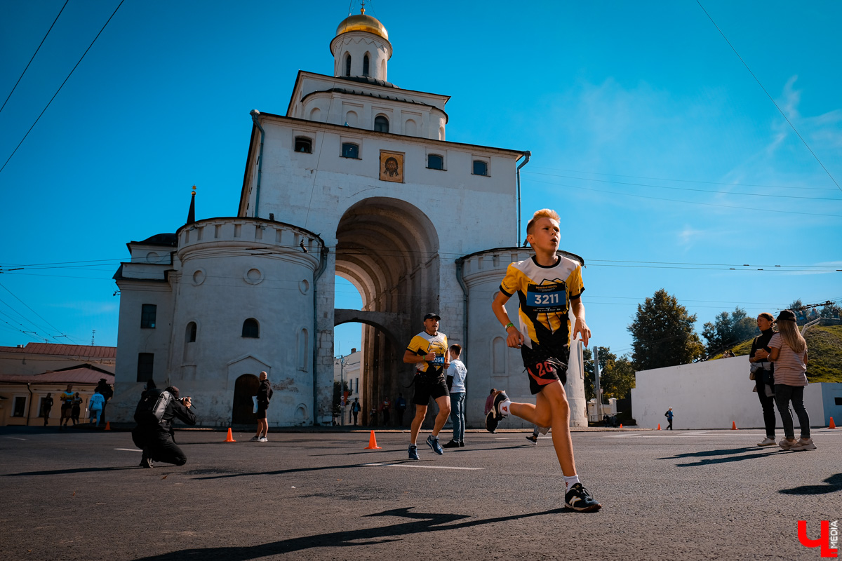 В уже традиционном владимирском забеге 11 сентября приняли участие дети и взрослые, любители и профессионалы. Трасса проходила через центр города от Театральной площади до площади Фрунзе.