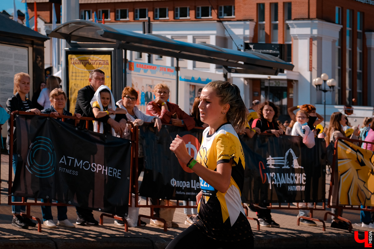 В уже традиционном владимирском забеге 11 сентября приняли участие дети и взрослые, любители и профессионалы. Трасса проходила через центр города от Театральной площади до площади Фрунзе.