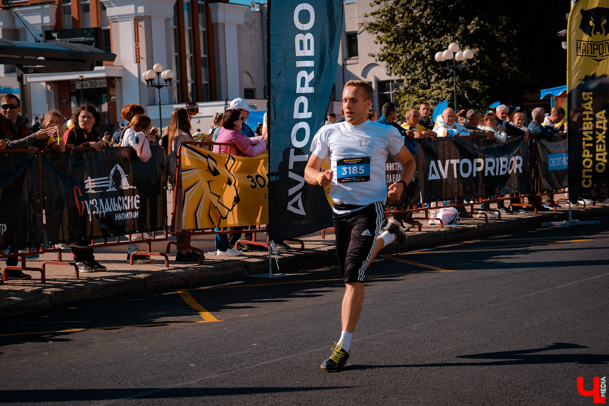 В уже традиционном владимирском забеге 11 сентября приняли участие дети и взрослые, любители и профессионалы. Трасса проходила через центр города от Театральной площади до площади Фрунзе.