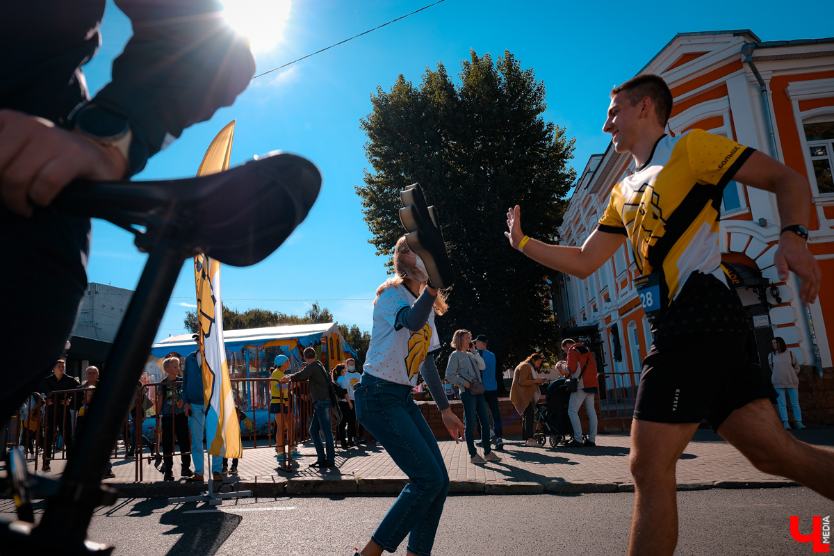 В уже традиционном владимирском забеге 11 сентября приняли участие дети и взрослые, любители и профессионалы. Трасса проходила через центр города от Театральной площади до площади Фрунзе.