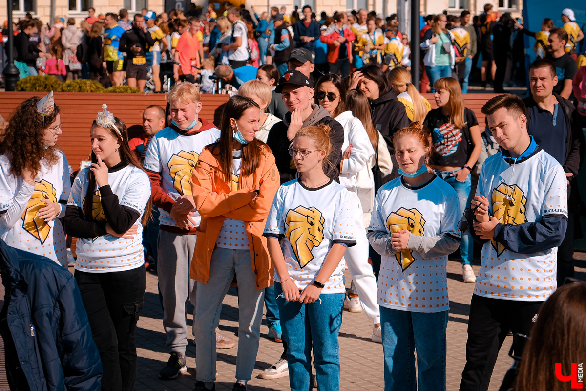 В уже традиционном владимирском забеге 11 сентября приняли участие дети и взрослые, любители и профессионалы. Трасса проходила через центр города от Театральной площади до площади Фрунзе.