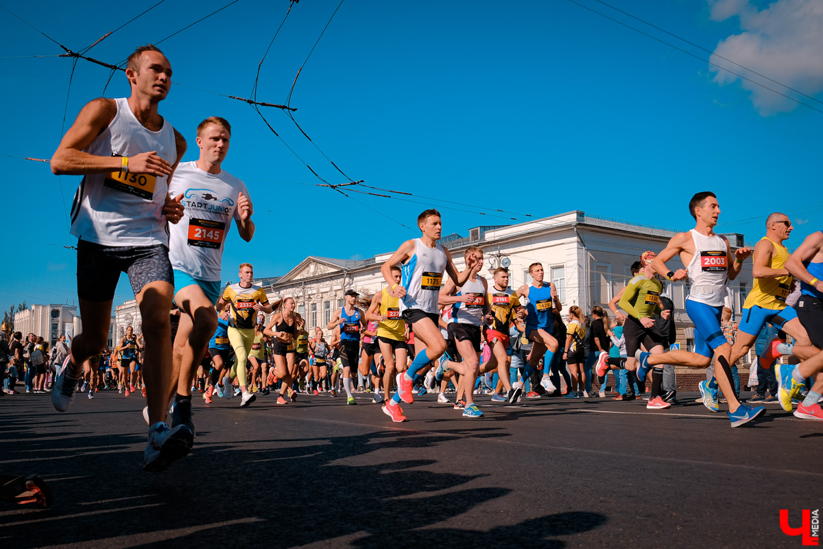 В уже традиционном владимирском забеге 11 сентября приняли участие дети и взрослые, любители и профессионалы. Трасса проходила через центр города от Театральной площади до площади Фрунзе.