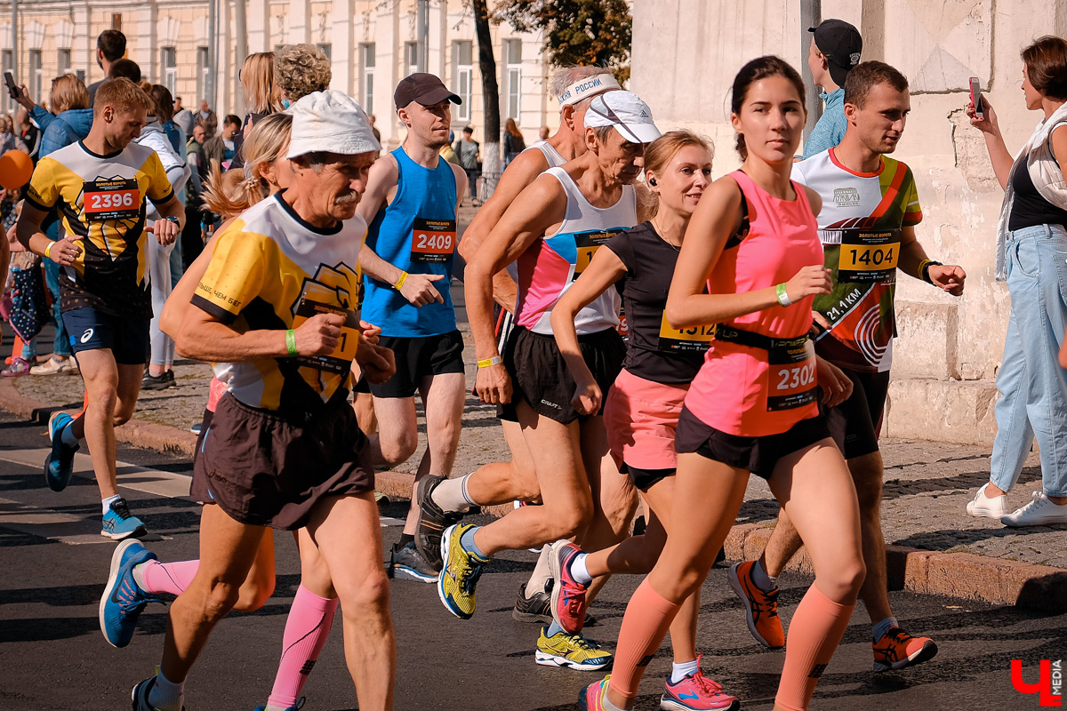 В уже традиционном владимирском забеге 11 сентября приняли участие дети и взрослые, любители и профессионалы. Трасса проходила через центр города от Театральной площади до площади Фрунзе.