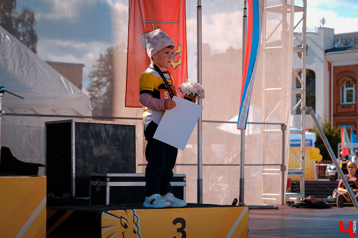 В уже традиционном владимирском забеге 11 сентября приняли участие дети и взрослые, любители и профессионалы. Трасса проходила через центр города от Театральной площади до площади Фрунзе.