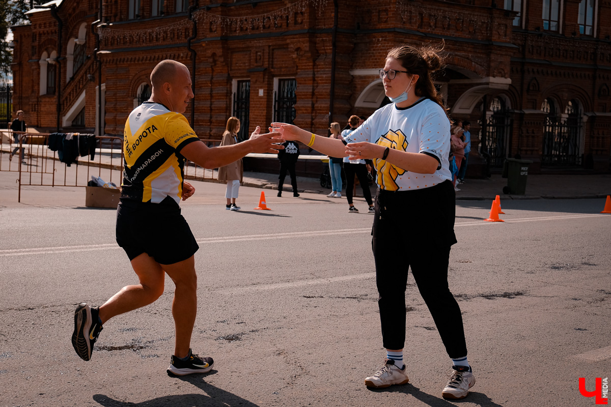 В уже традиционном владимирском забеге 11 сентября приняли участие дети и взрослые, любители и профессионалы. Трасса проходила через центр города от Театральной площади до площади Фрунзе.
