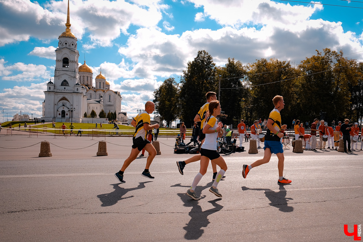 В уже традиционном владимирском забеге 11 сентября приняли участие дети и взрослые, любители и профессионалы. Трасса проходила через центр города от Театральной площади до площади Фрунзе.