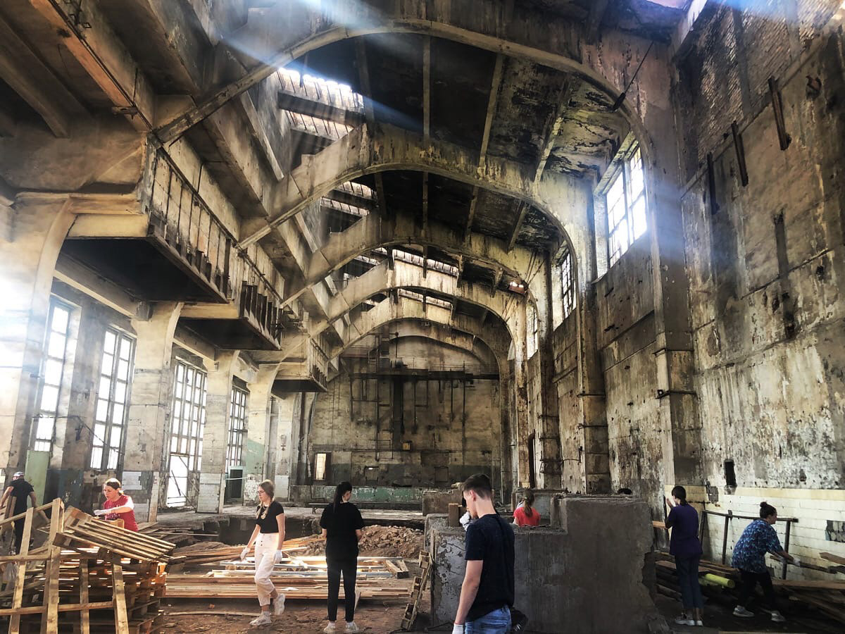 Театр многогранен, и, наконец-таки, во Владимире он начинает свое развитие с появлением «ТТ Завода». Проекта, который заявит о себе спектаклем в заброшенном помещении ТЭЦ и продолжит удивлять горожан сайт-специфик постановками.