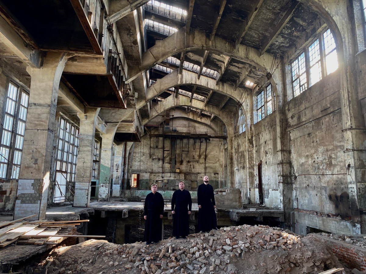 Театр многогранен, и, наконец-таки, во Владимире он начинает свое развитие с появлением «ТТ Завода». Проекта, который заявит о себе спектаклем в заброшенном помещении ТЭЦ и продолжит удивлять горожан сайт-специфик постановками.