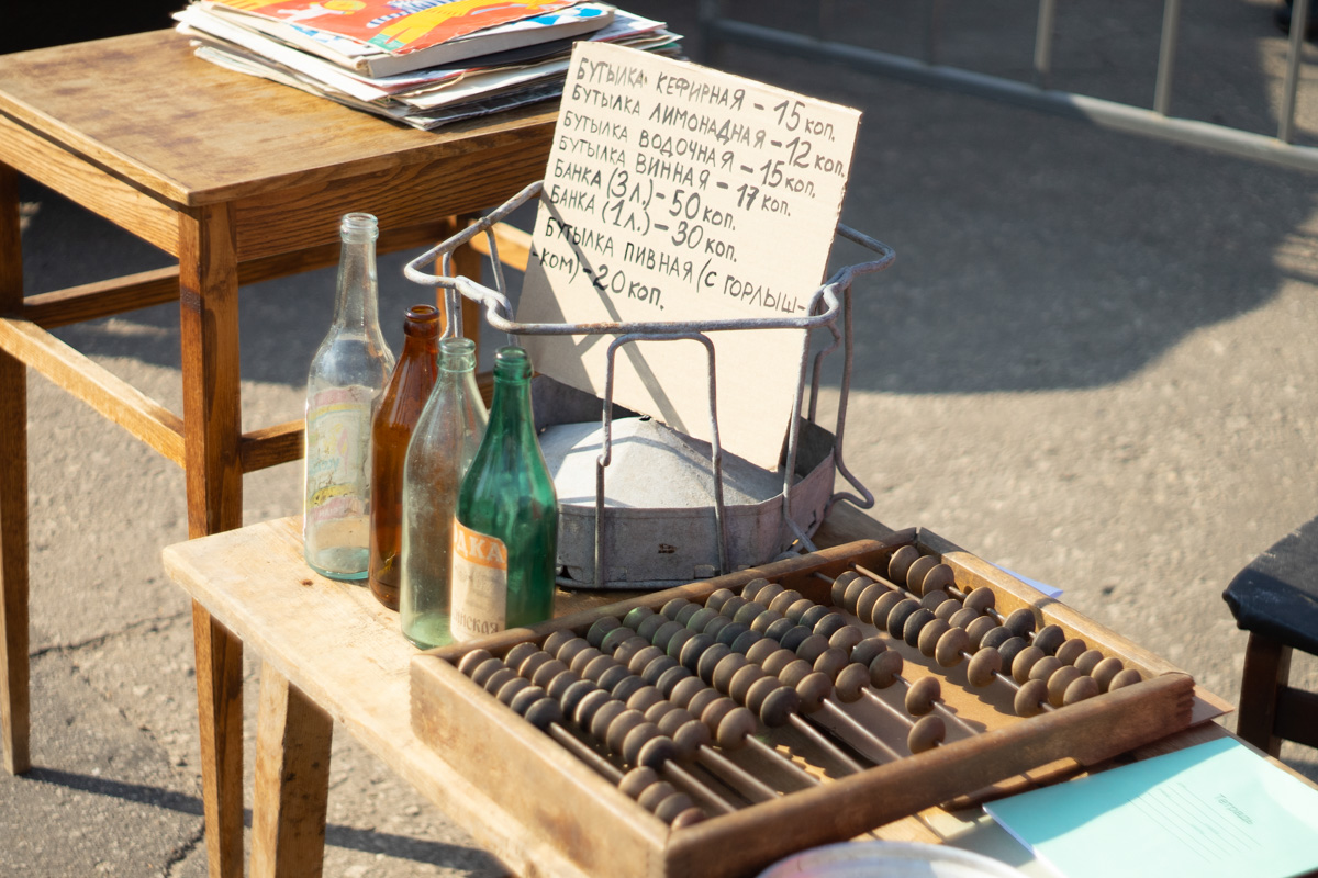 Ковровские реконструкторы на полдня вернули город в 80-е. В масштабной реконструкции приняло участие более 100 человек. Жизненные сценки от починки «Москвича» до приема стеклотары и свадьбы могли увидеть все желающие.