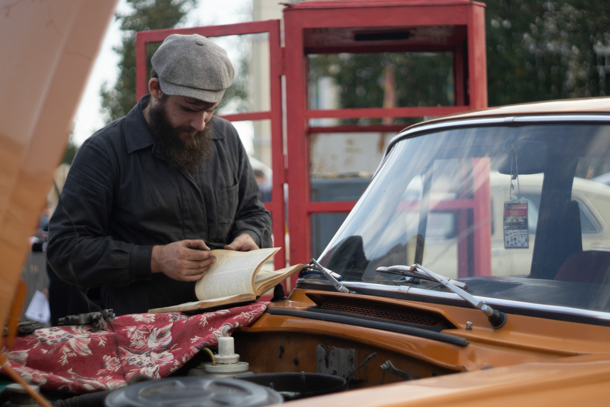 Ковровские реконструкторы на полдня вернули город в 80-е. В масштабной реконструкции приняло участие более 100 человек. Жизненные сценки от починки «Москвича» до приема стеклотары и свадьбы могли увидеть все желающие.