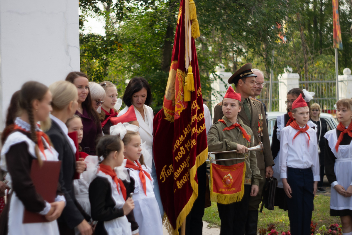 Ковровские реконструкторы на полдня вернули город в 80-е. В масштабной реконструкции приняло участие более 100 человек. Жизненные сценки от починки «Москвича» до приема стеклотары и свадьбы могли увидеть все желающие.