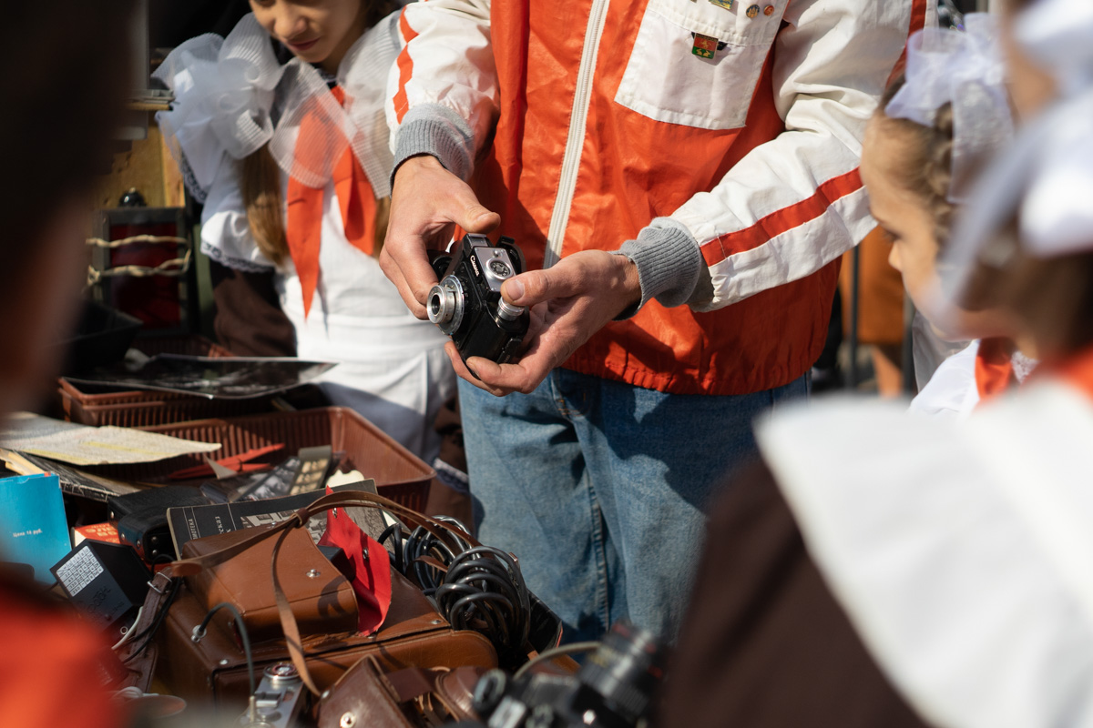 Ковровские реконструкторы на полдня вернули город в 80-е. В масштабной реконструкции приняло участие более 100 человек. Жизненные сценки от починки «Москвича» до приема стеклотары и свадьбы могли увидеть все желающие.