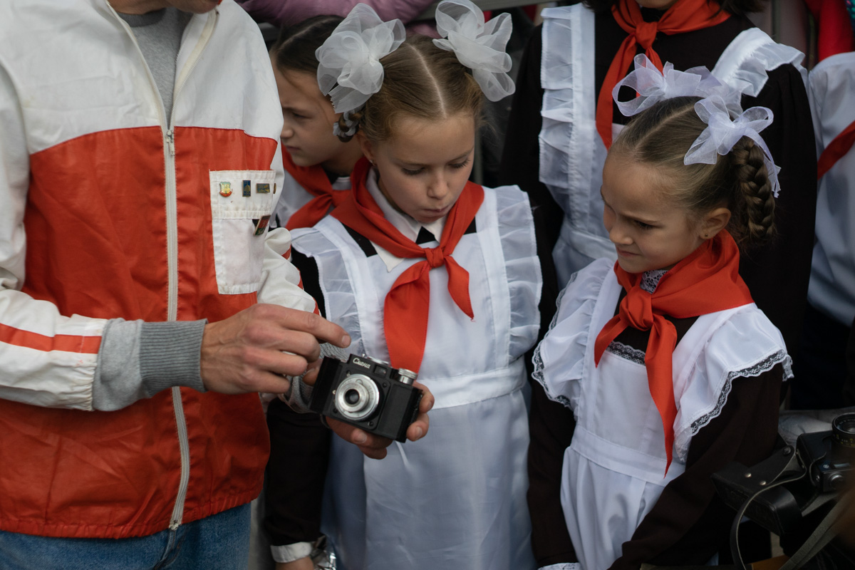 Ковровские реконструкторы на полдня вернули город в 80-е. В масштабной реконструкции приняло участие более 100 человек. Жизненные сценки от починки «Москвича» до приема стеклотары и свадьбы могли увидеть все желающие.