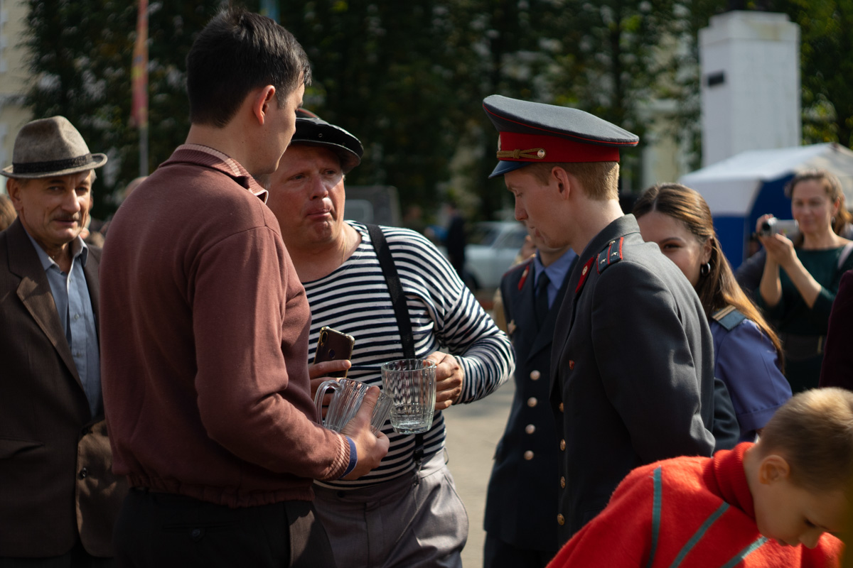 Ковровские реконструкторы на полдня вернули город в 80-е. В масштабной реконструкции приняло участие более 100 человек. Жизненные сценки от починки «Москвича» до приема стеклотары и свадьбы могли увидеть все желающие.