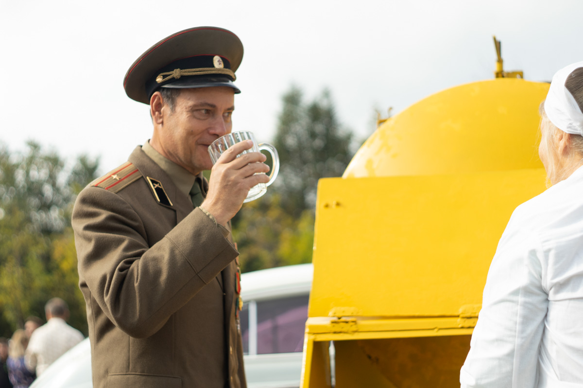 Ковровские реконструкторы на полдня вернули город в 80-е. В масштабной реконструкции приняло участие более 100 человек. Жизненные сценки от починки «Москвича» до приема стеклотары и свадьбы могли увидеть все желающие.