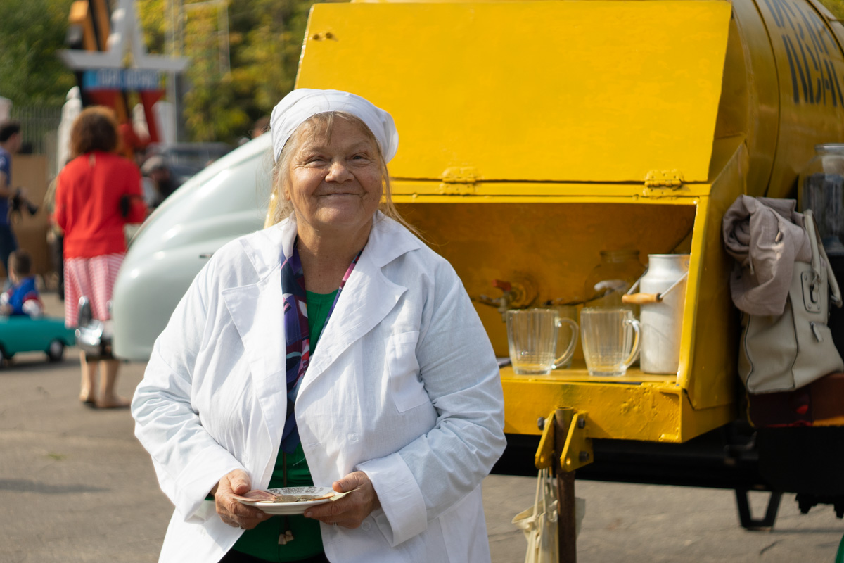 Ковровские реконструкторы на полдня вернули город в 80-е. В масштабной реконструкции приняло участие более 100 человек. Жизненные сценки от починки «Москвича» до приема стеклотары и свадьбы могли увидеть все желающие.