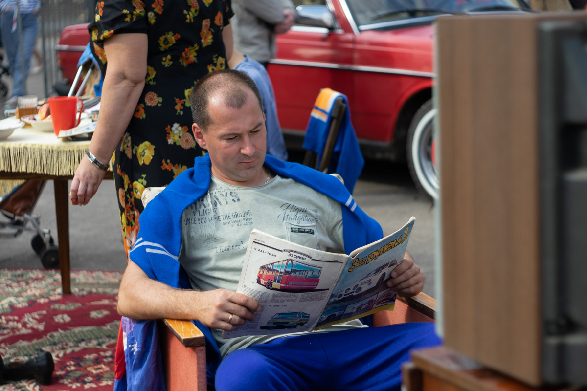 Ковровские реконструкторы на полдня вернули город в 80-е. В масштабной реконструкции приняло участие более 100 человек. Жизненные сценки от починки «Москвича» до приема стеклотары и свадьбы могли увидеть все желающие.