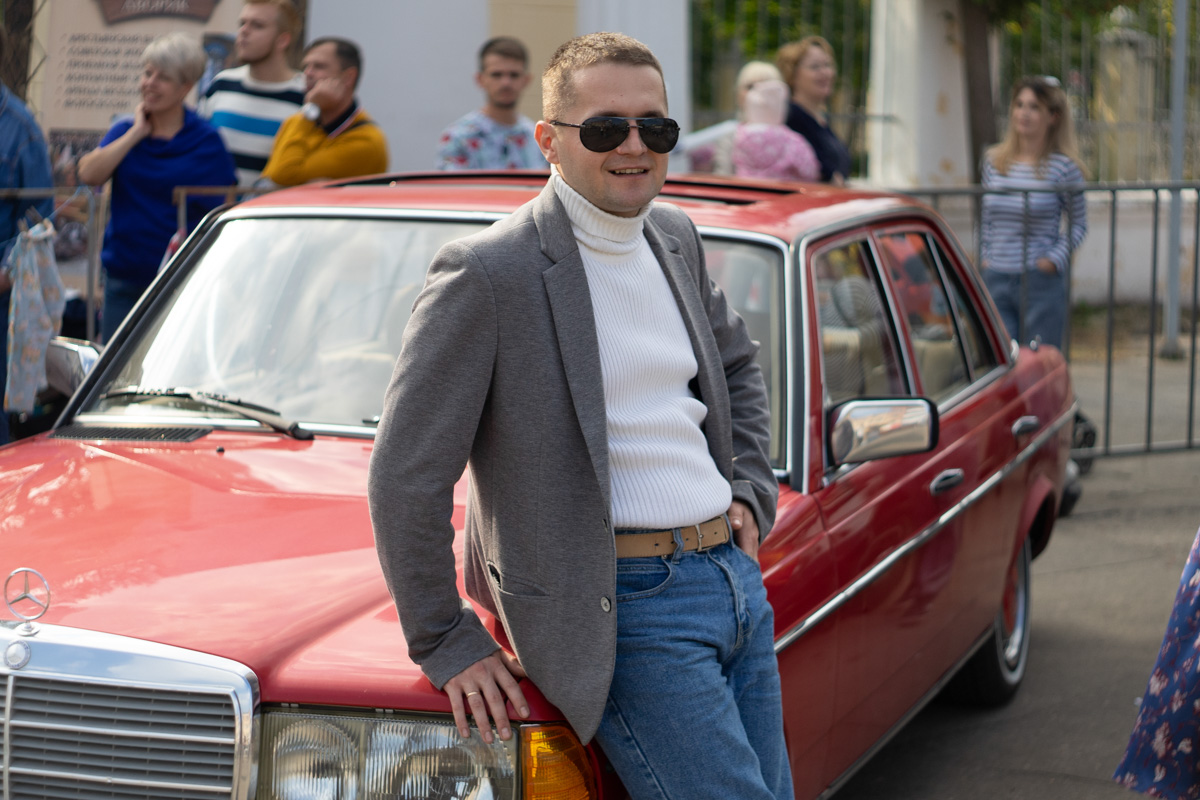 Ковровские реконструкторы на полдня вернули город в 80-е. В масштабной реконструкции приняло участие более 100 человек. Жизненные сценки от починки «Москвича» до приема стеклотары и свадьбы могли увидеть все желающие.