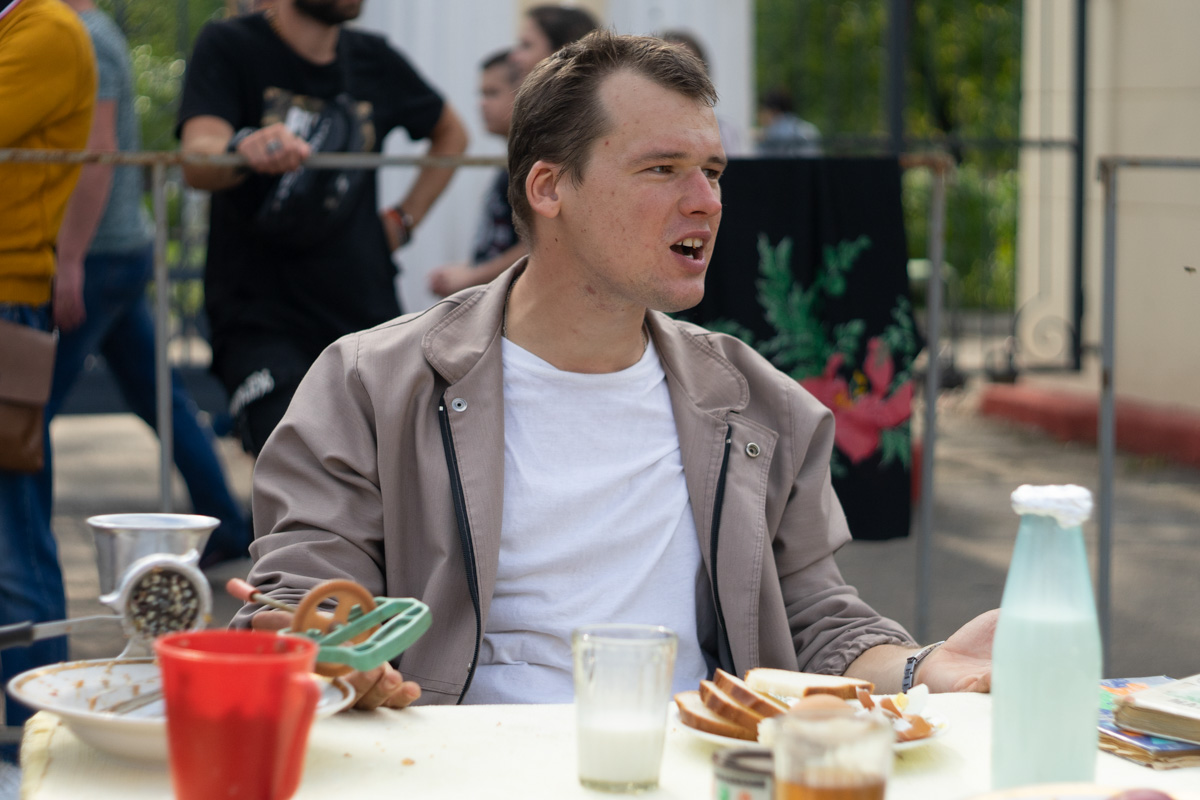 Ковровские реконструкторы на полдня вернули город в 80-е. В масштабной реконструкции приняло участие более 100 человек. Жизненные сценки от починки «Москвича» до приема стеклотары и свадьбы могли увидеть все желающие.