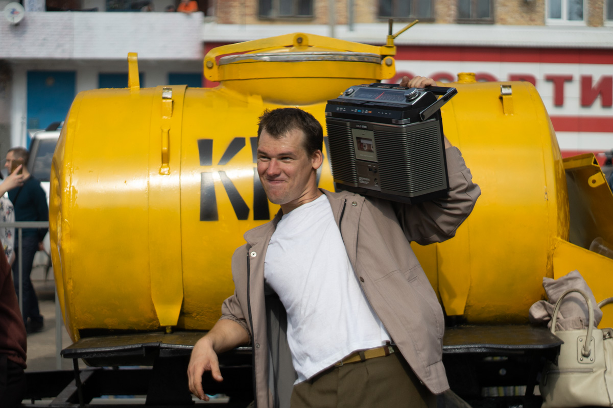 Ковровские реконструкторы на полдня вернули город в 80-е. В масштабной реконструкции приняло участие более 100 человек. Жизненные сценки от починки «Москвича» до приема стеклотары и свадьбы могли увидеть все желающие.