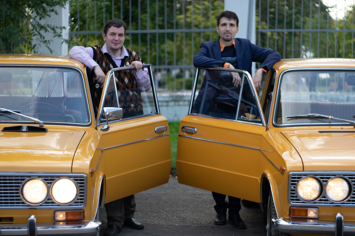 Ковровские реконструкторы на полдня вернули город в 80-е. В масштабной реконструкции приняло участие более 100 человек. Жизненные сценки от починки «Москвича» до приема стеклотары и свадьбы могли увидеть все желающие.