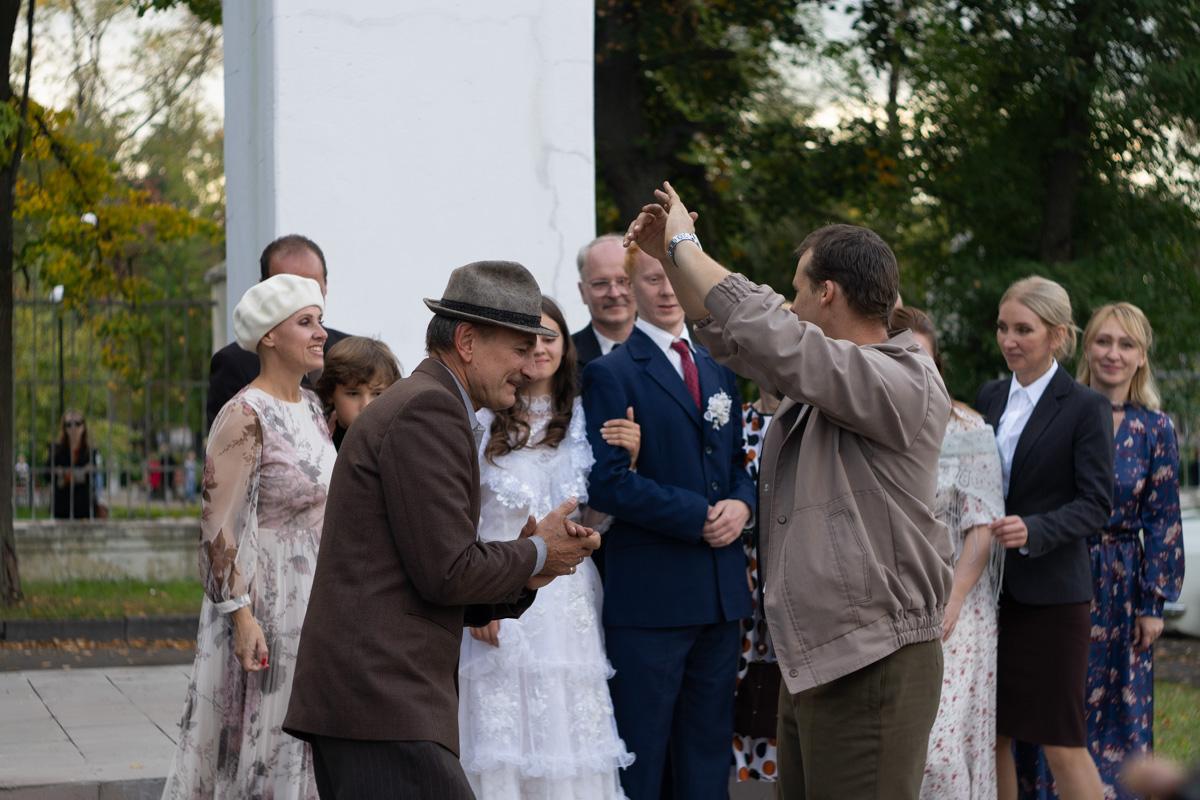 Ковровские реконструкторы на полдня вернули город в 80-е. В масштабной реконструкции приняло участие более 100 человек. Жизненные сценки от починки «Москвича» до приема стеклотары и свадьбы могли увидеть все желающие.