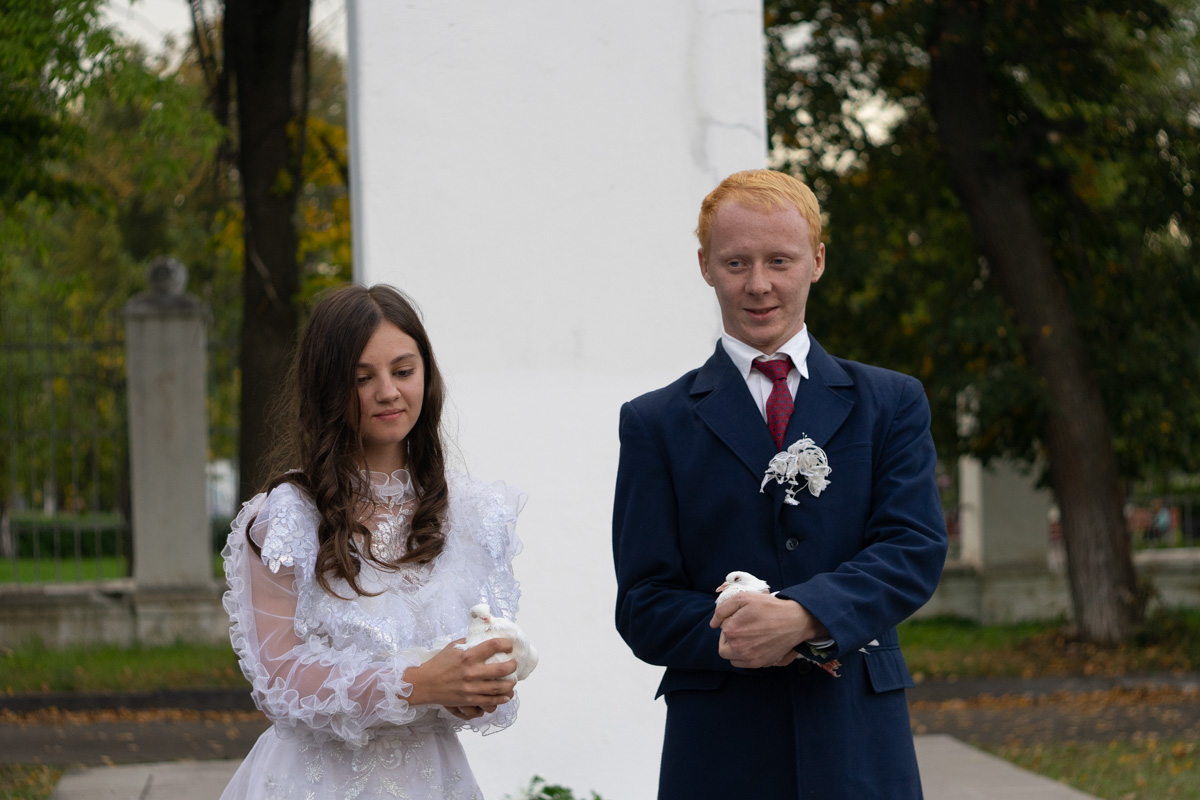 Ковровские реконструкторы на полдня вернули город в 80-е. В масштабной реконструкции приняло участие более 100 человек. Жизненные сценки от починки «Москвича» до приема стеклотары и свадьбы могли увидеть все желающие.