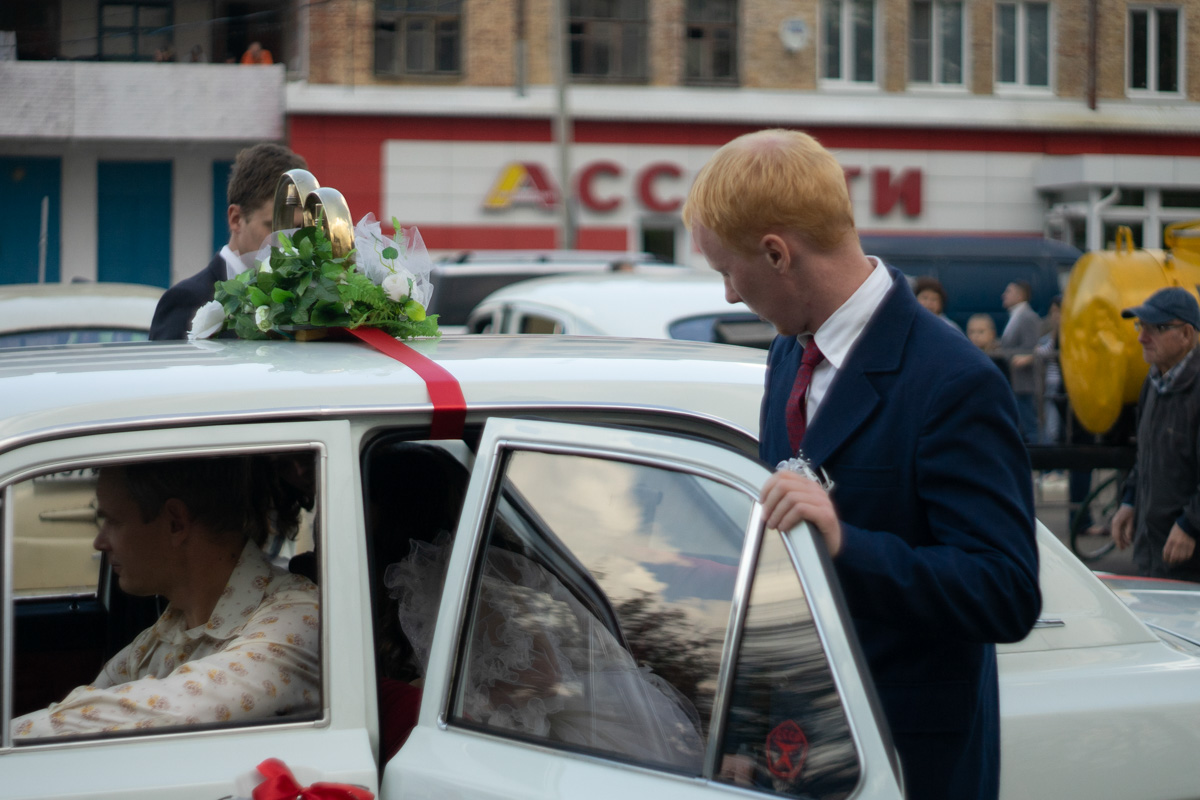 Ковровские реконструкторы на полдня вернули город в 80-е. В масштабной реконструкции приняло участие более 100 человек. Жизненные сценки от починки «Москвича» до приема стеклотары и свадьбы могли увидеть все желающие.