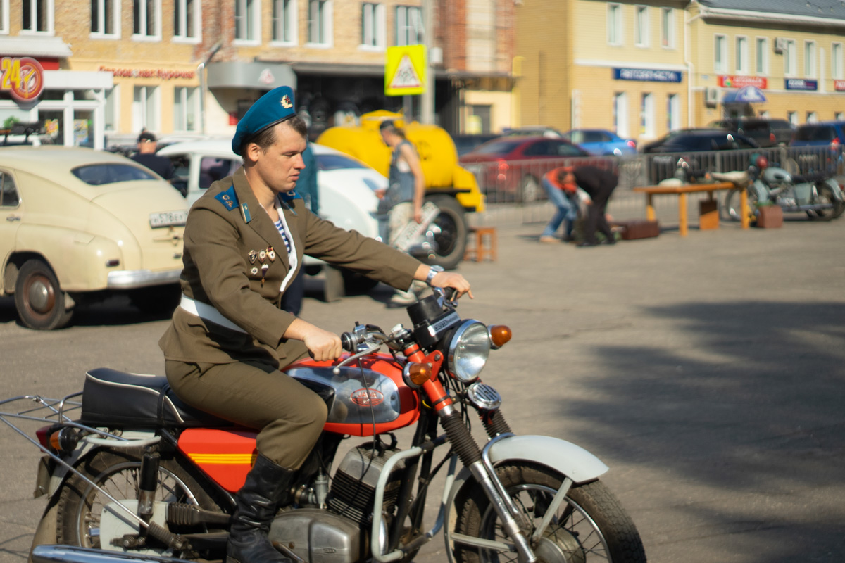 Ковровские реконструкторы на полдня вернули город в 80-е. В масштабной реконструкции приняло участие более 100 человек. Жизненные сценки от починки «Москвича» до приема стеклотары и свадьбы могли увидеть все желающие.