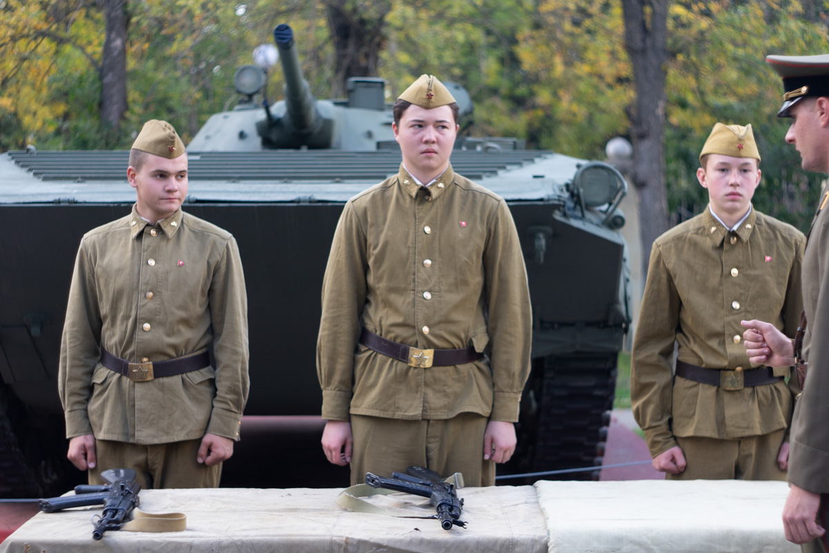 Ковровские реконструкторы на полдня вернули город в 80-е. В масштабной реконструкции приняло участие более 100 человек. Жизненные сценки от починки «Москвича» до приема стеклотары и свадьбы могли увидеть все желающие.