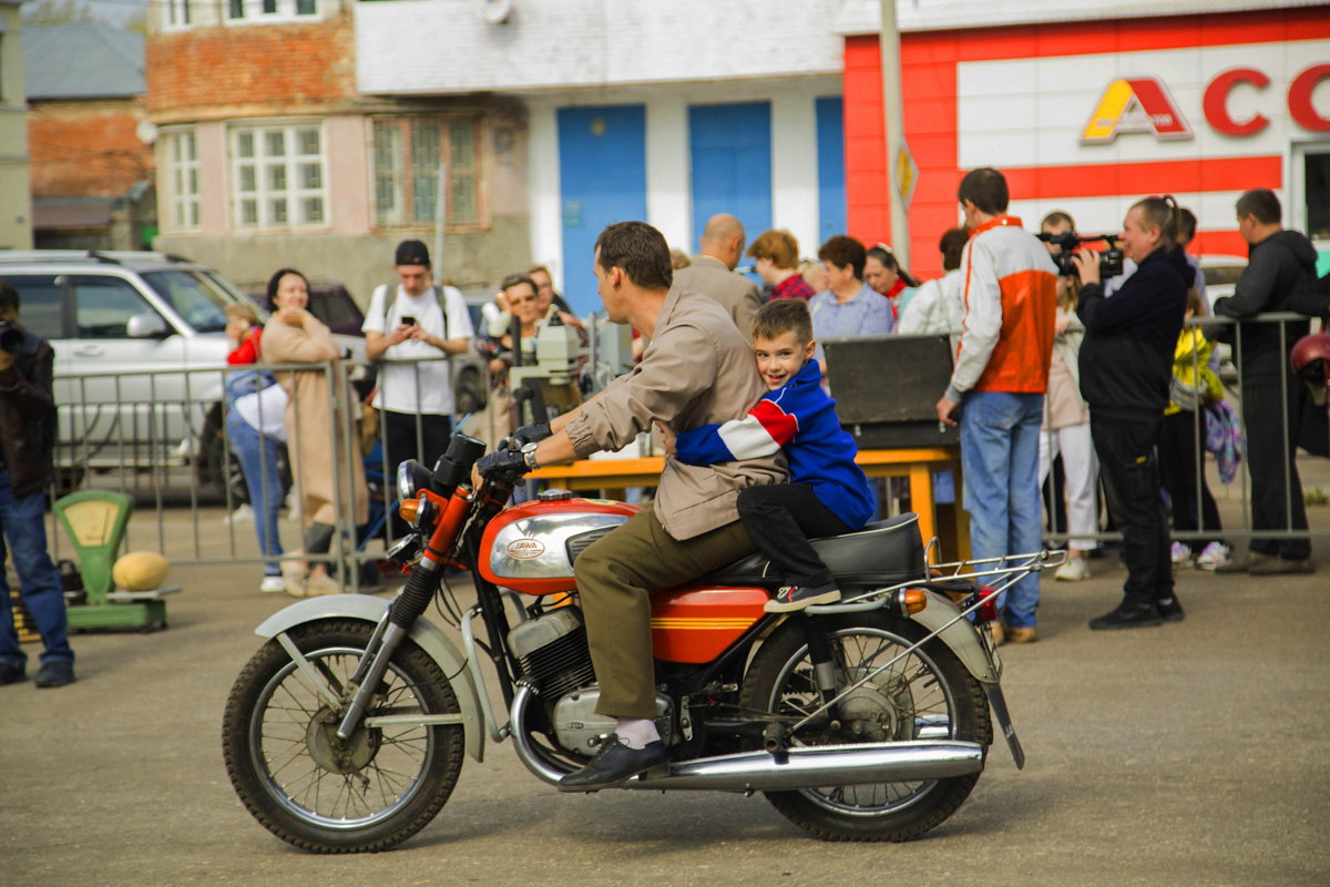 Ковровские реконструкторы на полдня вернули город в 80-е. В масштабной реконструкции приняло участие более 100 человек. Жизненные сценки от починки «Москвича» до приема стеклотары и свадьбы могли увидеть все желающие.