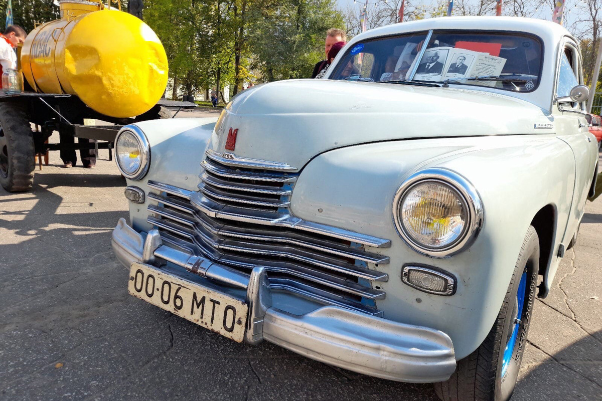 Ковровские реконструкторы на полдня вернули город в 80-е. В масштабной реконструкции приняло участие более 100 человек. Жизненные сценки от починки «Москвича» до приема стеклотары и свадьбы могли увидеть все желающие.