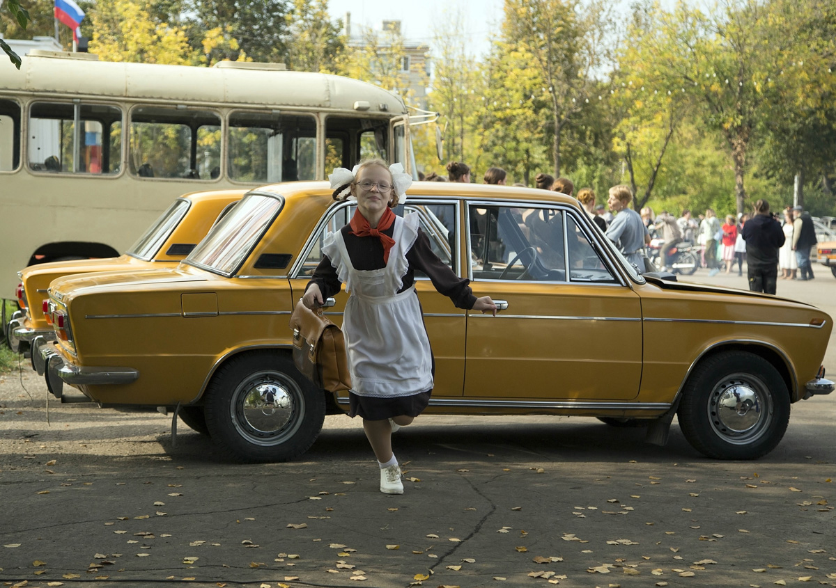 Ковровские реконструкторы на полдня вернули город в 80-е. В масштабной реконструкции приняло участие более 100 человек. Жизненные сценки от починки «Москвича» до приема стеклотары и свадьбы могли увидеть все желающие.