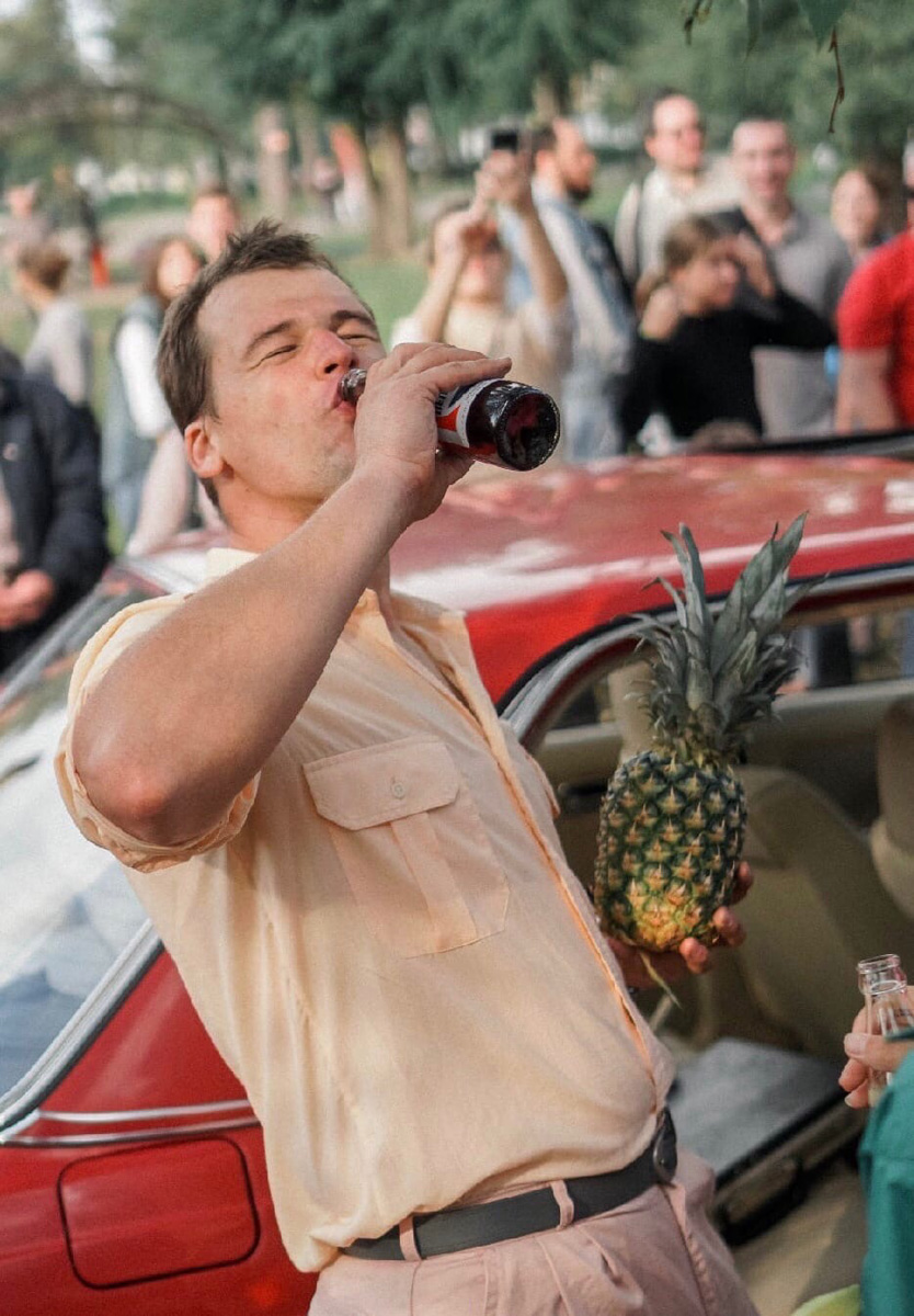 Ковровские реконструкторы на полдня вернули город в 80-е. В масштабной реконструкции приняло участие более 100 человек. Жизненные сценки от починки «Москвича» до приема стеклотары и свадьбы могли увидеть все желающие.