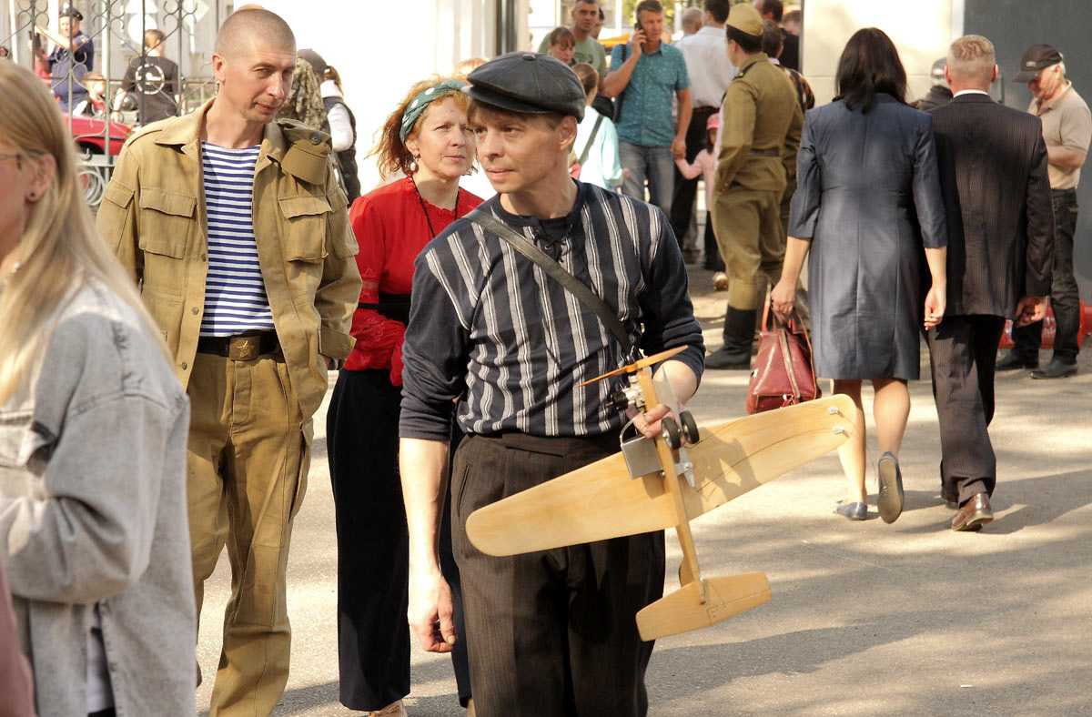 Ковровские реконструкторы на полдня вернули город в 80-е. В масштабной реконструкции приняло участие более 100 человек. Жизненные сценки от починки «Москвича» до приема стеклотары и свадьбы могли увидеть все желающие.