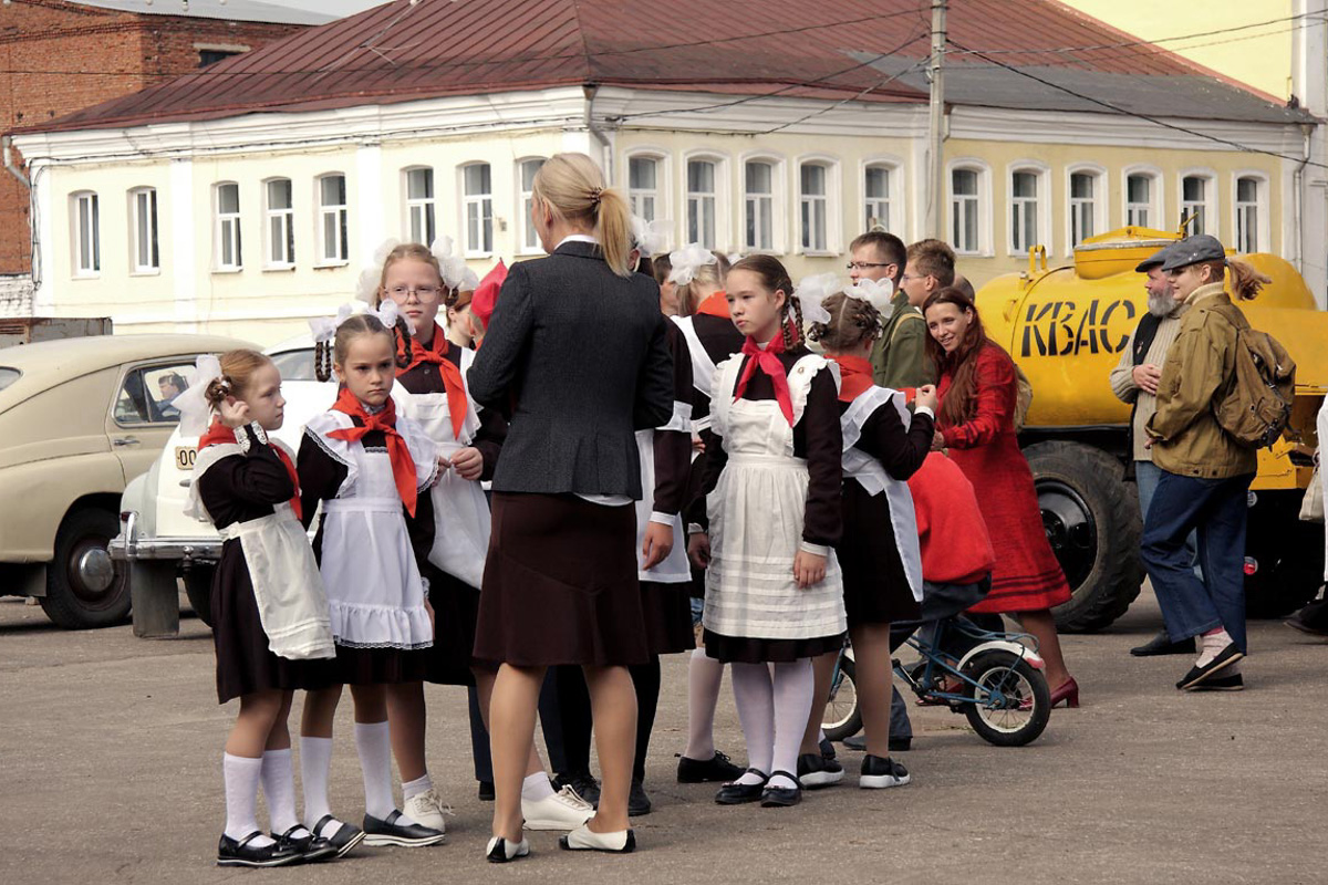 Ковровские реконструкторы на полдня вернули город в 80-е. В масштабной реконструкции приняло участие более 100 человек. Жизненные сценки от починки «Москвича» до приема стеклотары и свадьбы могли увидеть все желающие.