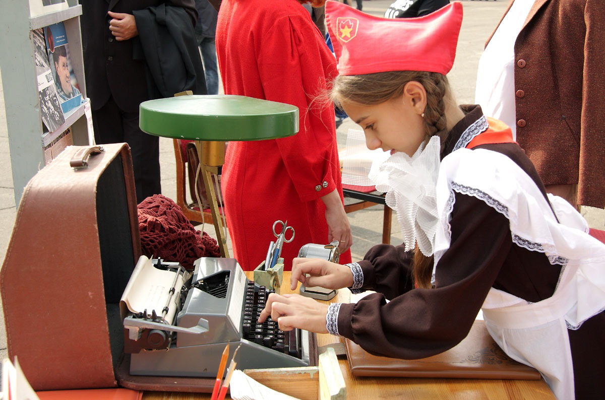 Ковровские реконструкторы на полдня вернули город в 80-е. В масштабной реконструкции приняло участие более 100 человек. Жизненные сценки от починки «Москвича» до приема стеклотары и свадьбы могли увидеть все желающие.