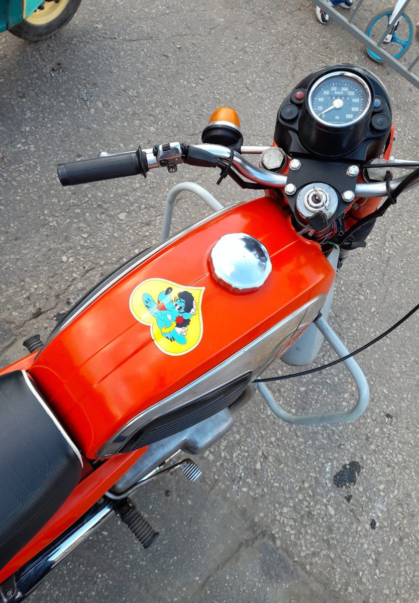 Ковровские реконструкторы на полдня вернули город в 80-е. В масштабной реконструкции приняло участие более 100 человек. Жизненные сценки от починки «Москвича» до приема стеклотары и свадьбы могли увидеть все желающие.