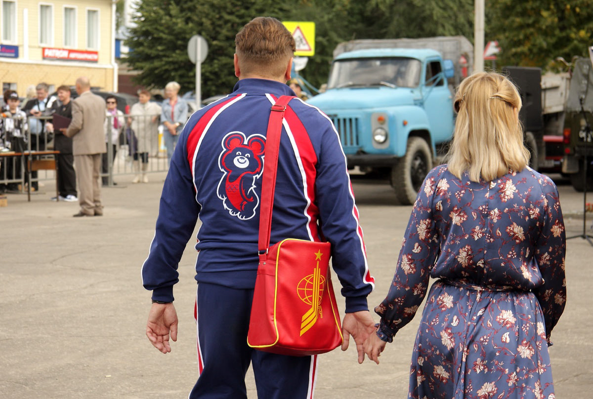 Ковровские реконструкторы на полдня вернули город в 80-е. В масштабной реконструкции приняло участие более 100 человек. Жизненные сценки от починки «Москвича» до приема стеклотары и свадьбы могли увидеть все желающие.