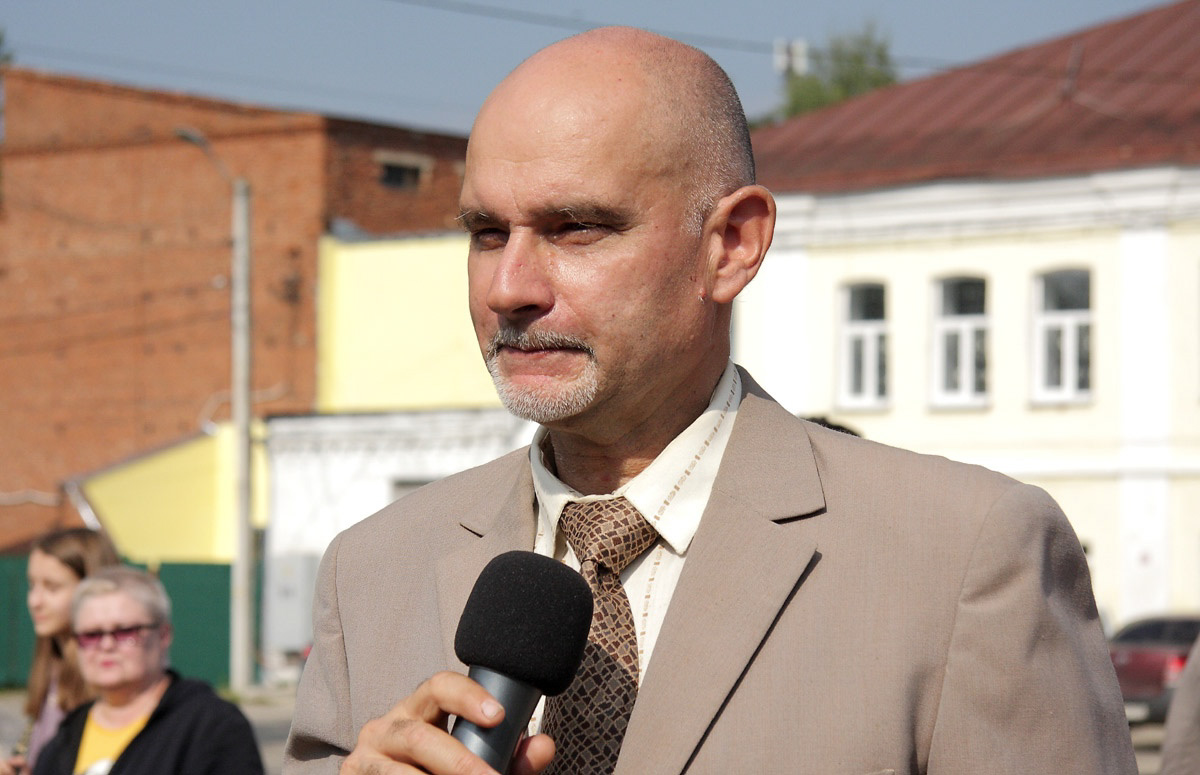 Ковровские реконструкторы на полдня вернули город в 80-е. В масштабной реконструкции приняло участие более 100 человек. Жизненные сценки от починки «Москвича» до приема стеклотары и свадьбы могли увидеть все желающие.