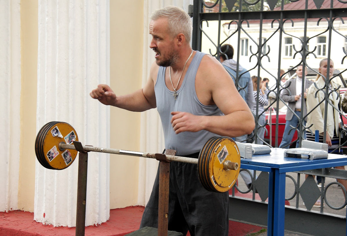 Ковровские реконструкторы на полдня вернули город в 80-е. В масштабной реконструкции приняло участие более 100 человек. Жизненные сценки от починки «Москвича» до приема стеклотары и свадьбы могли увидеть все желающие.