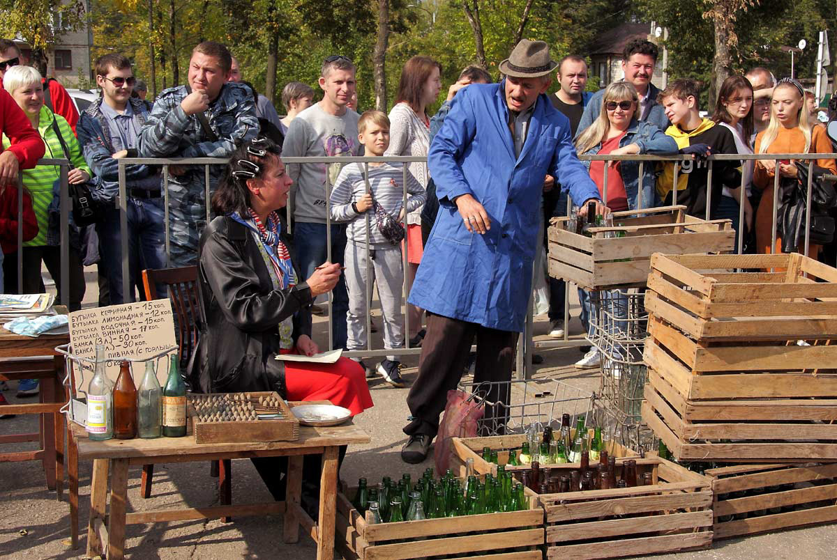 Ковровские реконструкторы на полдня вернули город в 80-е. В масштабной реконструкции приняло участие более 100 человек. Жизненные сценки от починки «Москвича» до приема стеклотары и свадьбы могли увидеть все желающие.